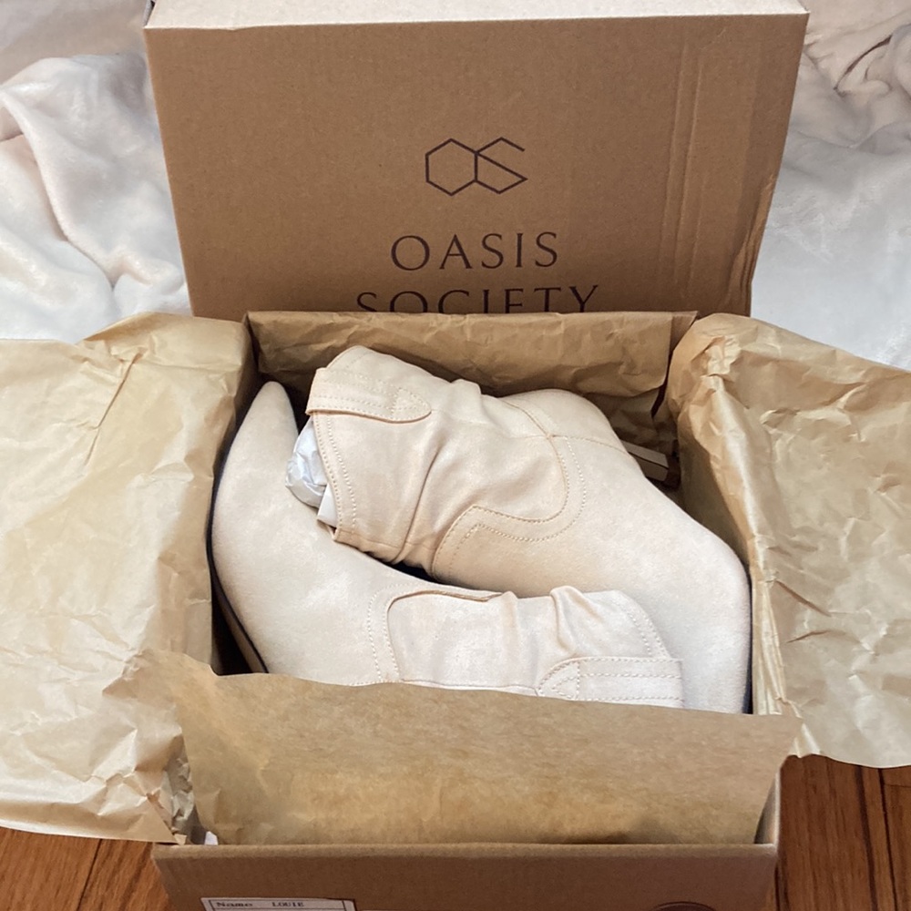 VICI- Oasis Society IVORY Faux suede heeled scrunch bootie. 8.5 LOUIE *NOT TAUPE